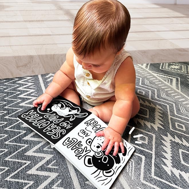 Quiggly High Contrast Baby Toy Set - Black and White Newborn Sensory Toys - Tummy Time Mirror, 25 Visual Stimulation Cards & Board Book - Infant Play Kit for Newborns 0-3 Months (Standard)