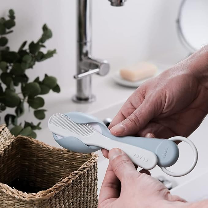 Beaba - Comb + Hairbrush set for Babies and Children - Integrated comb storage system on the back of the brush - Green Blue