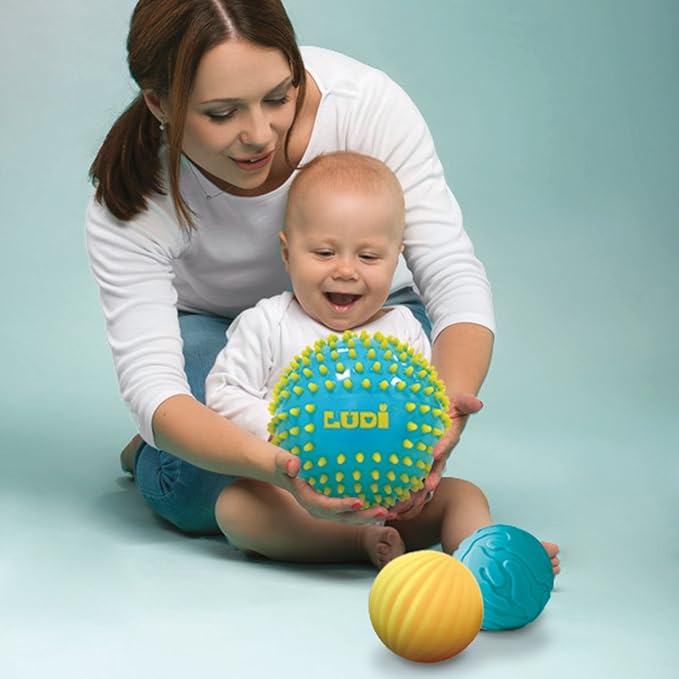 Ludi - 3 Textured Soft Sensory Balls - Activity Toy for Babies from 6 Months - Develops Touch, Fine Motor Skills & Wellness - Diameter: 8 & 15 cm - Blue & Yellow
