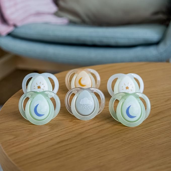 Tommee Tippee Night Time Pacifier, 0-6 Months, Symmetrical Silicone Baglet, BPA-Free Binkies, Glow in The Dark Technology, Blue Pastels, Pack of 6
