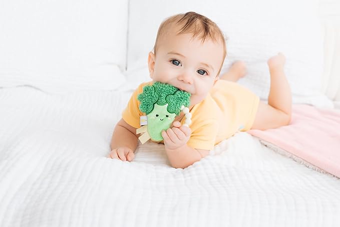 Pearhead Broccoli Baby Teether – Soft Plush Sensory Toy with BPA-Free Silicone Beaded Ring & Crinkle Sound, Soothes Teething Pain, Funny Newborn Essential for Boys and Girls, 0+ Months