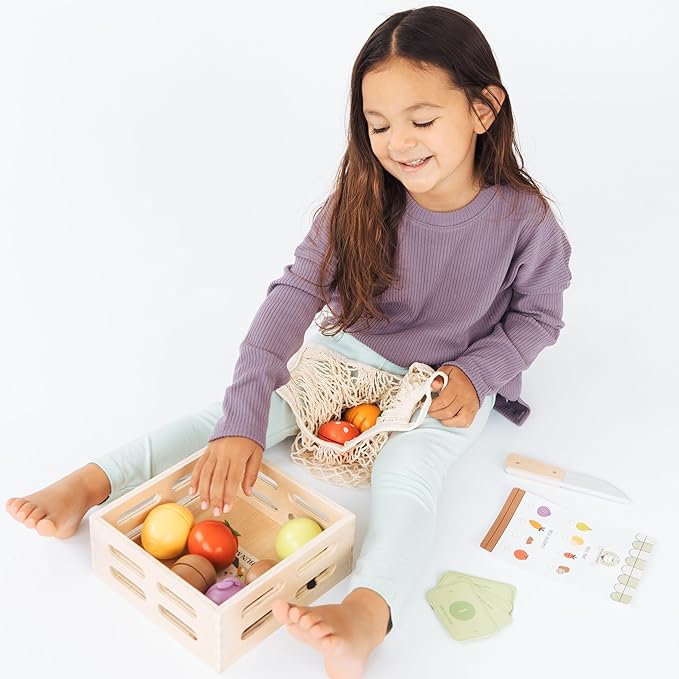 Pearhead Wooden Play Food Set – 21-Piece Pretend Kitchen Toy, Cutting Fruits & Veggies, FSC-Certified, Farmers Market with Play Money, Mesh Bag & Storage Crate, Boys and Girls, 2 3 4 Year Old