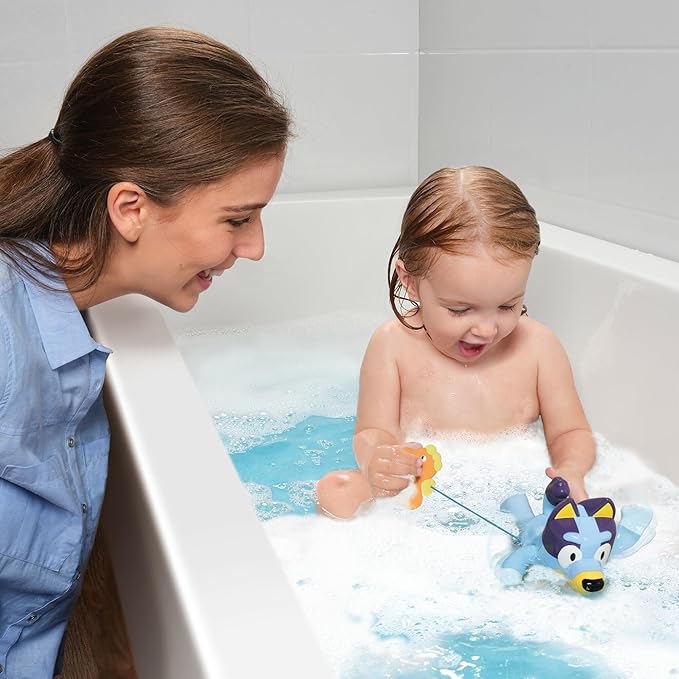 Bluey Swimming Bath Toy by TOMY Toomies - Bluey Toys Includes Retractable Seahorse and Swims on Back or Front - Bath, Beach or Pool Toys - Ages 18 Months and Up